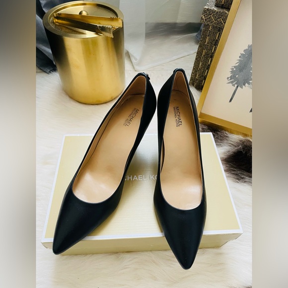 Michael Michael Kors Black Leather Pointed Toe Pumps Size 8.5 - Picture 2 of 6
